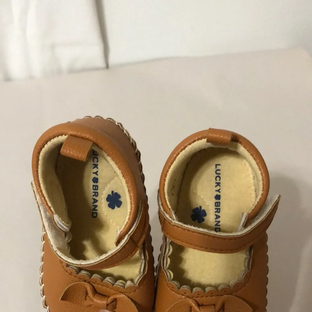Lucky Brand Tan Velcro Bow Crib Dress Shoes size 4
